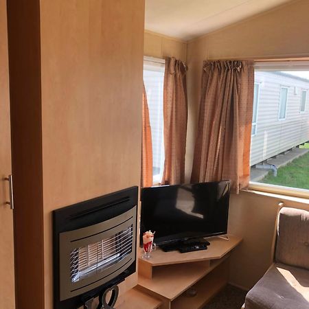 Adorable 2 Bedroom Caravan In Clacton-On-Sea Exterior photo