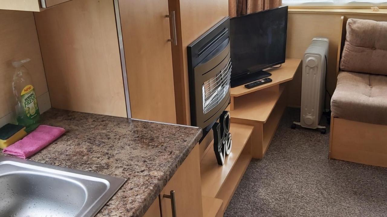 Adorable 2 Bedroom Caravan In Clacton-On-Sea Exterior photo