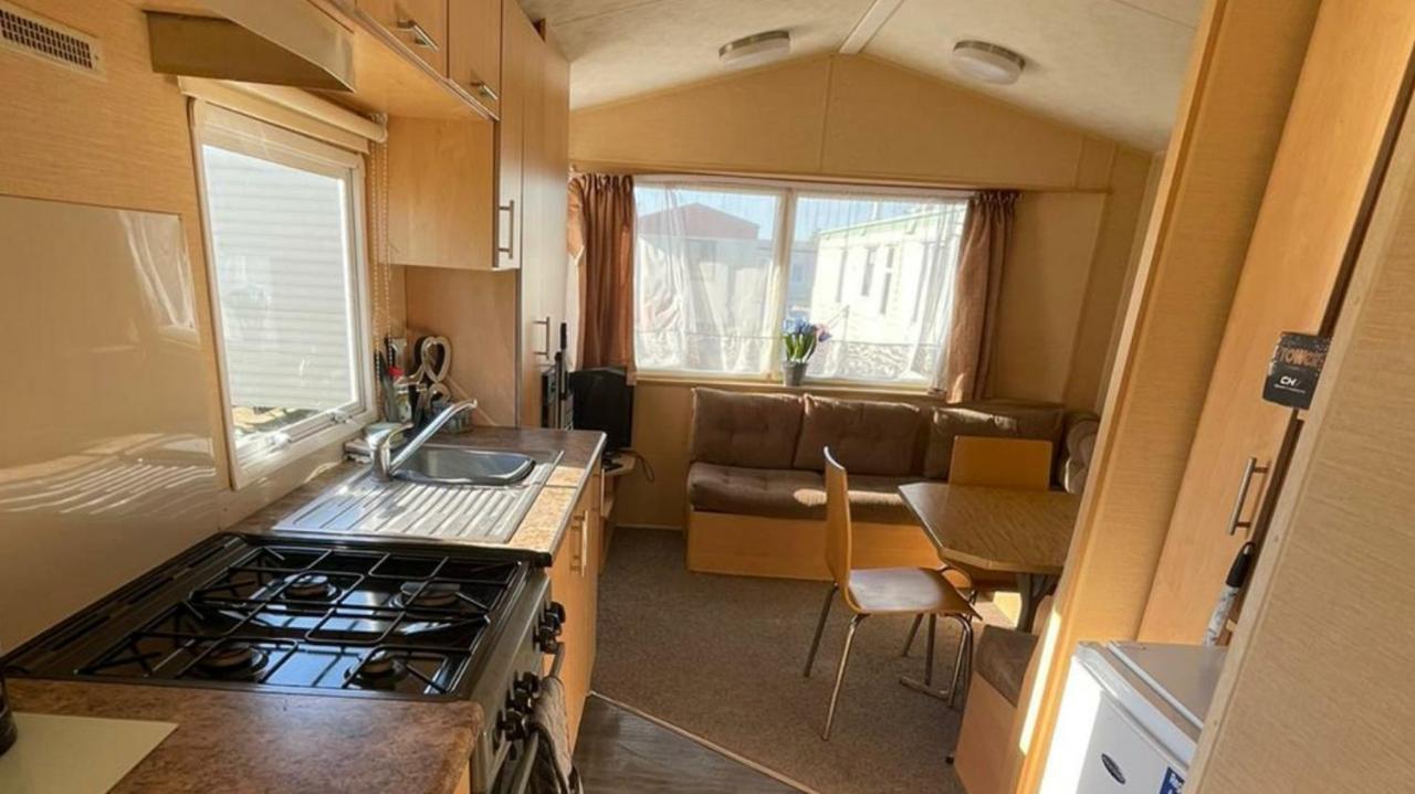 Adorable 2 Bedroom Caravan In Clacton-On-Sea Exterior photo