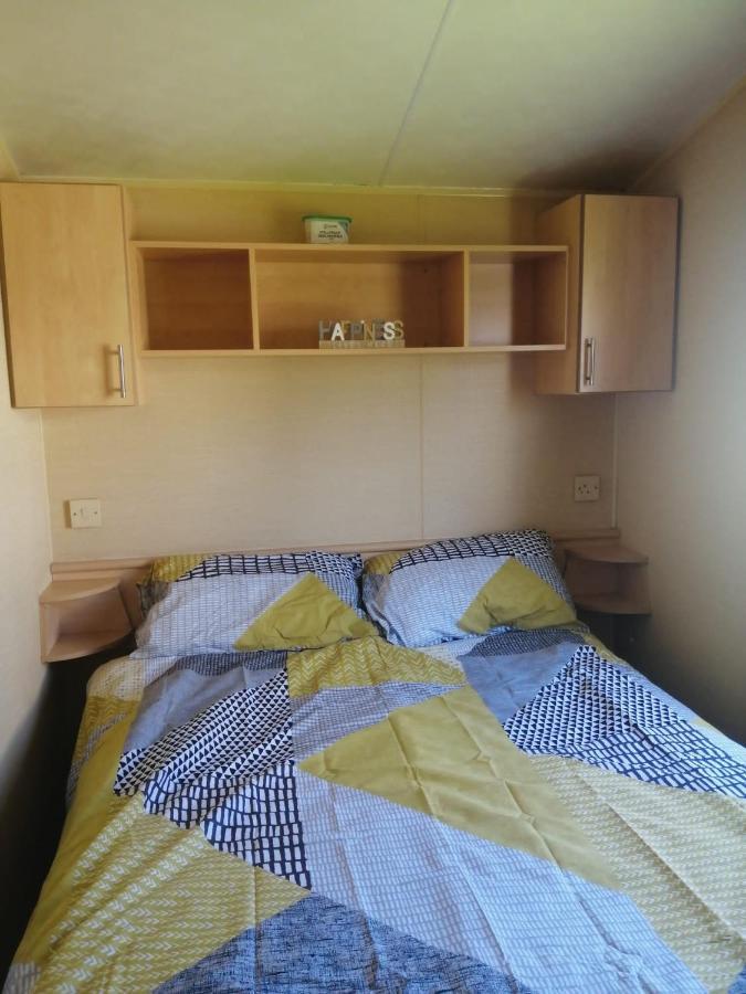Adorable 2 Bedroom Caravan In Clacton-On-Sea Exterior photo