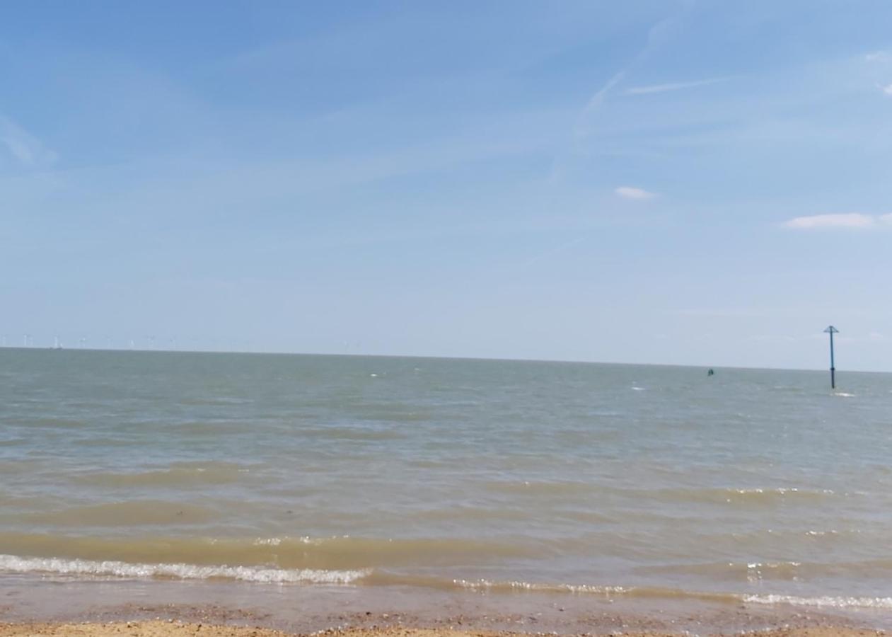 Adorable 2 Bedroom Caravan In Clacton-On-Sea Exterior photo